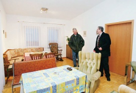 Gerhard Dietrich (im Bild mit Bürgermeister Hofer) hat eine der ersten betreuten
Wohnungen bezogen.
