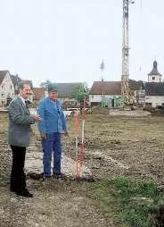 Bürgermeister Hofer und Heinz Eisele an der Baustelle fürs Seniorenzentrum. <br>
<br>
Zum vergrößern - Bild anklicken! <br>