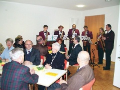 Das Heubacher Saxophon-Ensemble spielte gestern zur Eröffnung der Begegnungsstätte im Essinger Seniorenzentrum Am Seltenbach.<br>
<br>
Zum vergrößern - Bild anklicken! <br>