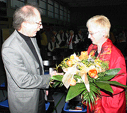 Jubiläum am Rande. 
Einrichtungsleiterin Adelheid Scherr ist 10 Jahre bei den Johannitern aktiv. 
Regionalvorstand Eberhard Schieble gratuliert.